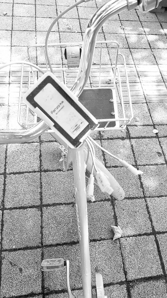 車把中間有手機充電支架，下方連接著3根充電線。