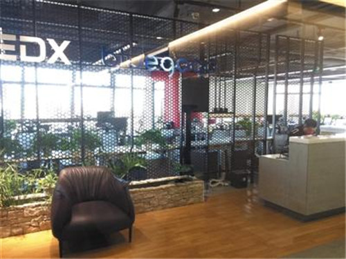 11月16日，小藍(lán)單車總部人去樓空，前臺只剩保安。