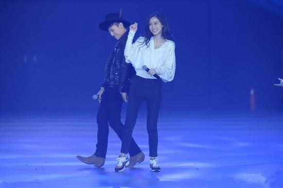 偶像面前，baby變羞澀少女