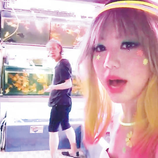 鄧紫棋穿熒光裝，嚇尿路人