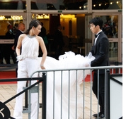 井柏然，馬思純徘徊在戛納紅毯門口