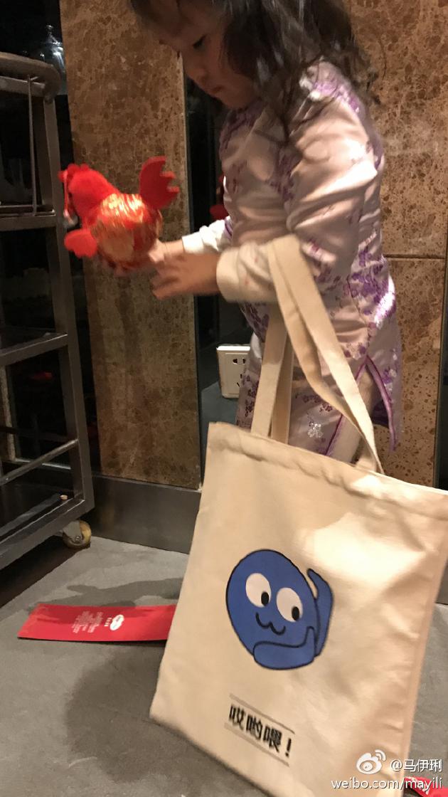 馬伊琍罕見(jiàn)曬小女兒露臉照