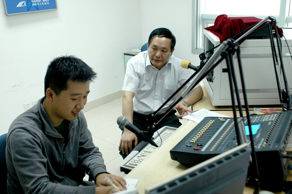 河南省政府安委會副主任、省安全生產(chǎn)監(jiān)督管理局黨組書記、局長張國輝做客《安全河南》直播室