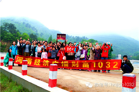 這么美的地方，我們合影留念，看大家多開心！