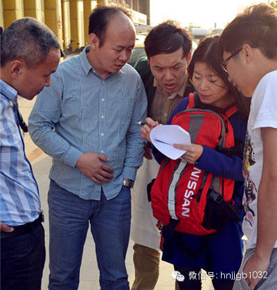 五點五十左右，聽眾們陸陸續(xù)續(xù)到達鄭州捷和汽車，首先要做的第一件事就是找我們的工作人員要車標(biāo)