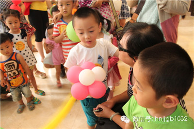 拿到氣球玩具的小朋友，瞬間成了焦點(diǎn)，周圍的小朋友都想和你做朋友，你知道嗎？