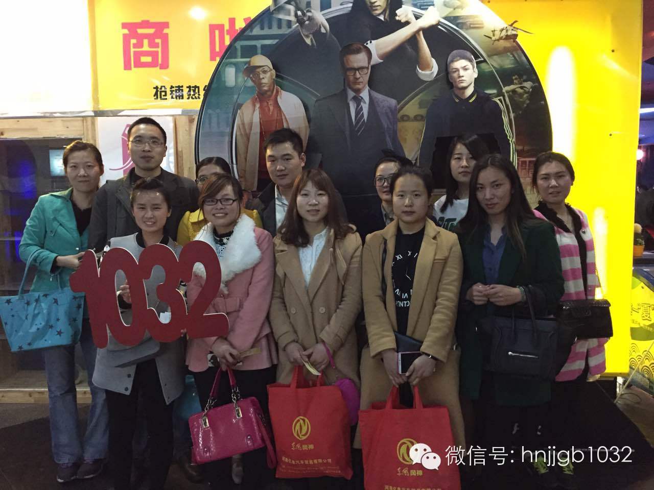 來(lái)個(gè)合影，1032的聽(tīng)眾棒棒噠，個(gè)個(gè)都準(zhǔn)時(shí)到達(dá)了集合地點(diǎn)。Johnny表示很欣慰??！