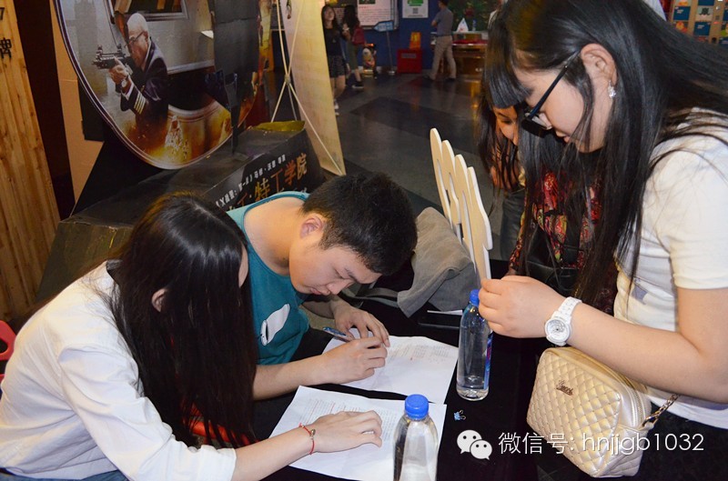 看，我們的工作人員正在組織簽到哦！