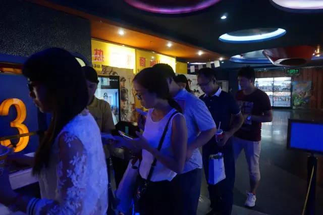 電影馬上開始，排隊入場嘍