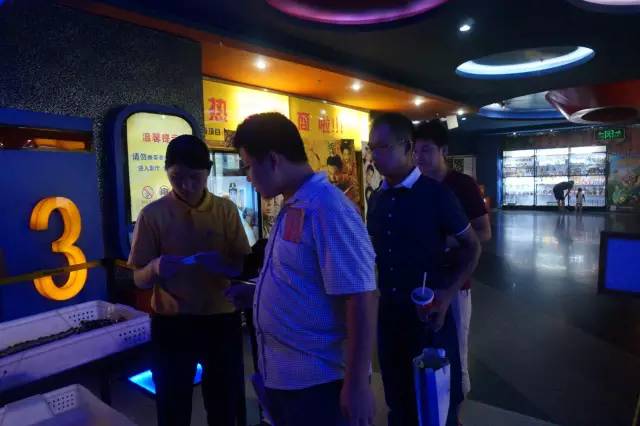 電影馬上開始，排隊入場嘍