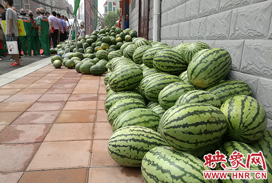 經(jīng)濟(jì)廣播工作人員和愛心企業(yè)給正在忙碌的環(huán)衛(wèi)工人、交警等送去一萬(wàn)六千多斤西瓜和近百提礦泉水。