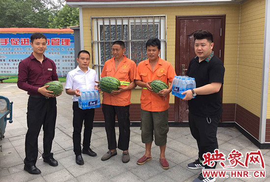 經(jīng)濟(jì)廣播工作人員和愛心企業(yè)給正在忙碌的環(huán)衛(wèi)工人、交警和協(xié)警等送去了一萬(wàn)六千多斤西瓜和近百提礦泉水。