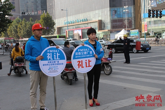 河南省文明交通形象大使、河南交通廣播主持人南方在活動現(xiàn)場