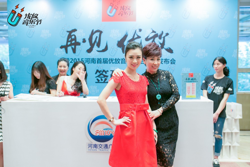 貼心的南方姐姐和美女主播小佩，海洋是不是每天都要流口水呀！