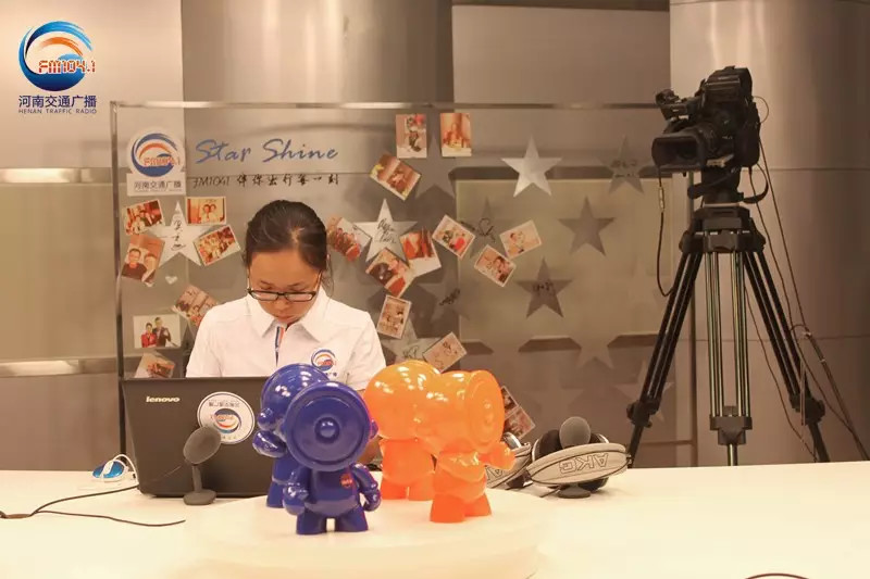 還是抽獎(jiǎng)的姑娘比較認(rèn)真！為保證抽獎(jiǎng)的公平公正，映象網(wǎng)進(jìn)行了全程視頻直播。