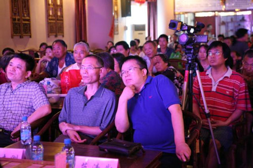 信息廣播總監(jiān)李金鋒（左1）、副總監(jiān)魏志剛（左2）、副總監(jiān)陳德年（左3）