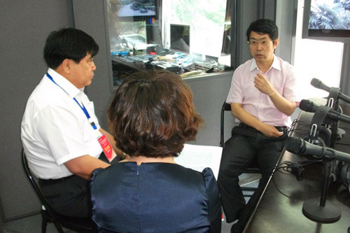 直播前的北京安貞醫(yī)院副院長周生來（右１）、大慶油田總醫(yī)院集團(tuán)總經(jīng)理劉湘彬（左１）