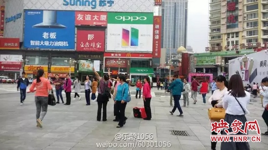 他們從四面八方匯集到二七塔下，由行走路人一下變成了一支舞蹈隊(duì)，跳起了節(jié)奏歡快、時(shí)尚動(dòng)感的舞蹈。