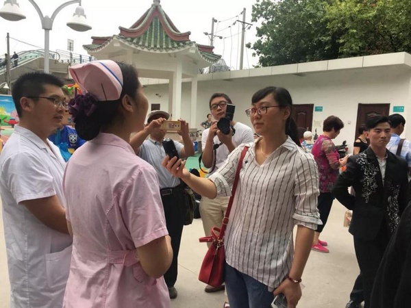 記者朱秀萍采訪兒童康復醫(yī)學科主任趙鵬舉