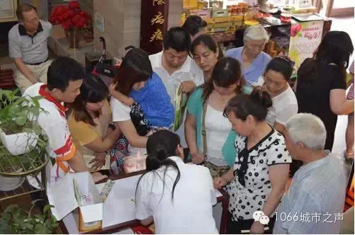 2012年冬病夏治三伏貼活動(dòng)貼敷現(xiàn)場