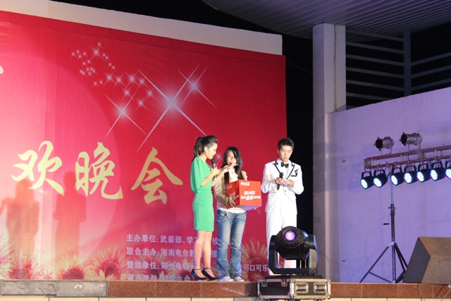 教育廣播女主播葉子現(xiàn)身晚會，全場沸騰