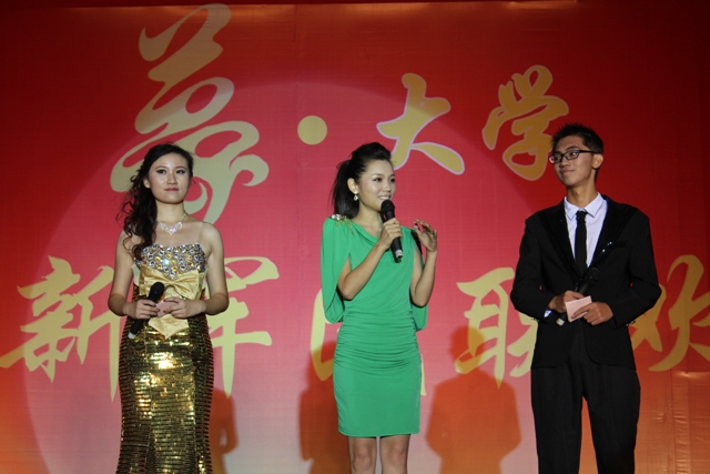 教育廣播女主播葉子現(xiàn)身晚會，與學生同臺主持