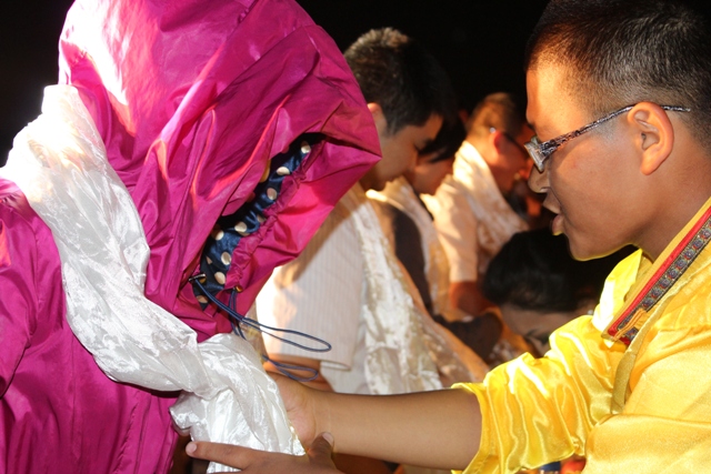 同學為教育廣播副總監(jiān)袁云獻哈達