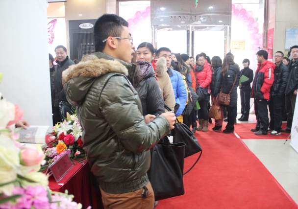 聽眾排起長隊(duì)等待簽售