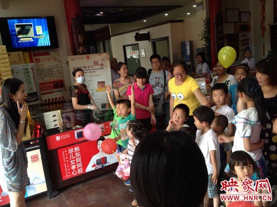 活動(dòng)開始前，1066城市之聲的主持人跟孩子們進(jìn)行現(xiàn)場(chǎng)互動(dòng)。