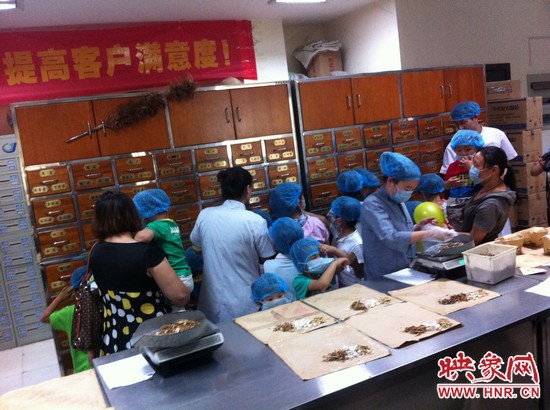 　　接下來，要進(jìn)入到有中醫(yī)“博物館”之稱的中藥房去探秘啦！藥房那些小抽屜里面裝的是什么？孩子們很好奇