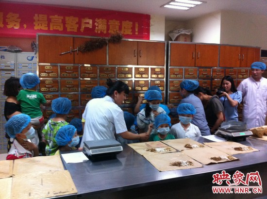 咦，藥房里的叔叔阿姨他們從小抽屜里拿出的藥又是什么？這些中藥放在一起有什么功效呢？