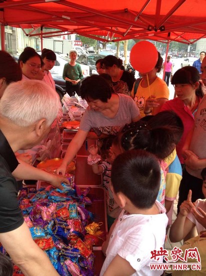 中醫(yī)館裝備了防蚊蟲、預(yù)防手足口等四個(gè)藥方，并把這些藥磨成粗粉，每個(gè)孩子把不同藥方粉裝如香囊?guī)Щ丶? complete=