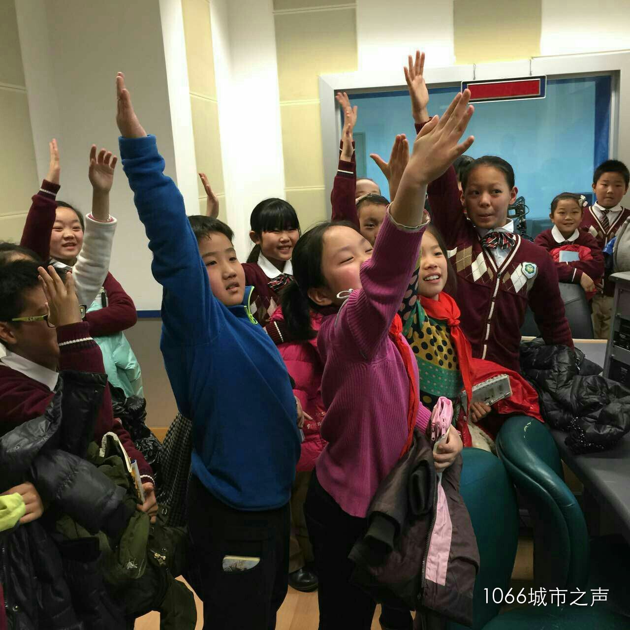 第一次體驗話筒前的感覺，同學(xué)們爭先恐后！