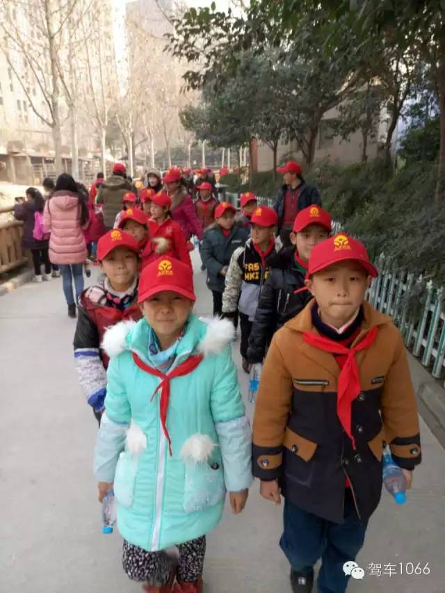 脖子上戴著紅領(lǐng)巾，頭上頂著小紅帽，排著整齊的隊(duì)伍——出發(fā)！