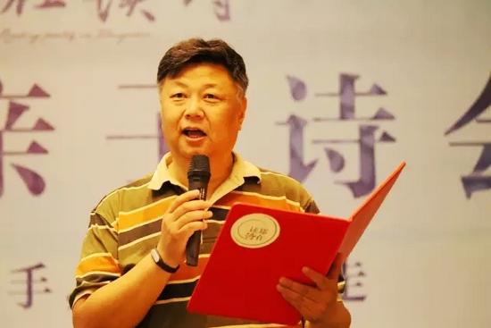 第一個(gè)節(jié)目便是重磅，大象融媒·欣欣象融網(wǎng)絡(luò)科技公司董事長魏峰帶來沈浩波的作品《在夏天時(shí)想起秋天》