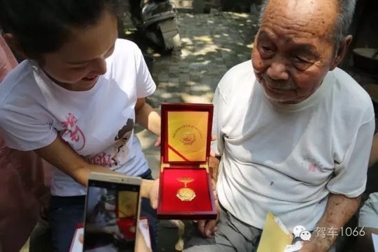 老兵聽不到我們?cè)谡f什么，今年98了。