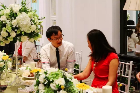 這種熱烈的氣氛，一直延續(xù)到飯桌上。