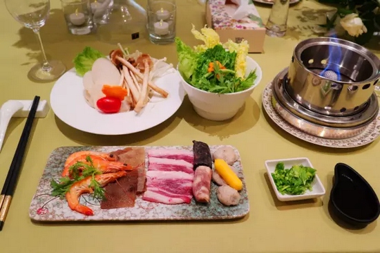 精致的小火鍋，用的是綠色燃料——乙醇。