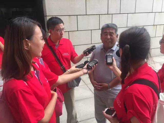 記者亞峰現(xiàn)場采訪