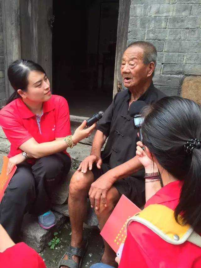84歲的李隨義老人說起當年皮定均帶領的八路軍進村護民，十分動容