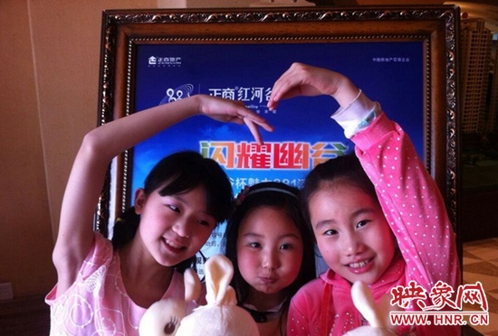 我們和兔寶寶一起賣個(gè)萌，比比誰(shuí)更可愛(ài)