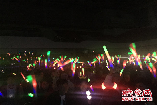 當(dāng)晚現(xiàn)場約2500個座位全場爆滿，還有全國各地歌迷會趕來的歌迷們。