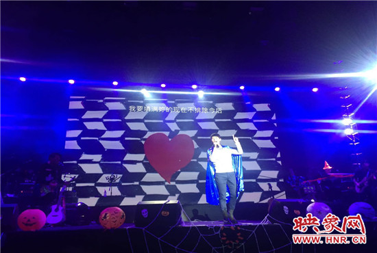 嚴(yán)爵及相信音樂旗下其他藝人賣力演出。