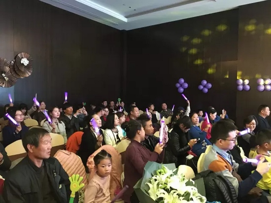 中午13:00多，觀眾陸續(xù)入場