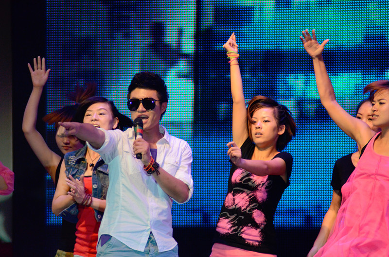 嗨！《我們一起聽(tīng)歌吧》魅力881河南音樂(lè)廣播 DJ帥天 演唱曲目：《找自己》 帥呀！！