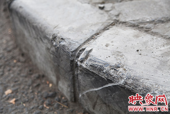 車(chē)道邊上的臺(tái)階，滿(mǎn)是電動(dòng)車(chē)摔下碰撞的痕跡