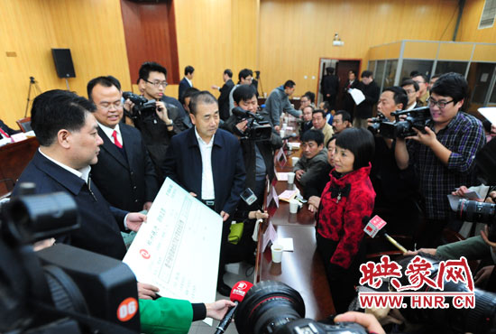 最高人民法院執(zhí)行局局長劉貴祥、河南省高級人民法院院長張立勇親手為申請執(zhí)行人員發(fā)放執(zhí)行款