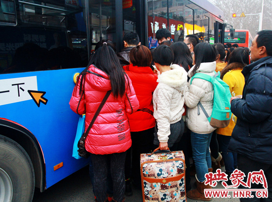 鄭州市金水路紫荊山公交樞紐站又現(xiàn)火爆場(chǎng)面。