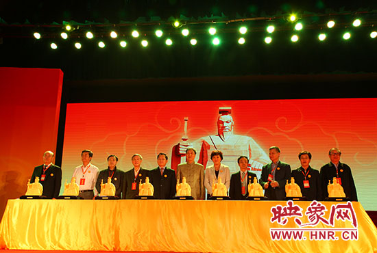 與會(huì)嘉賓一起見(jiàn)證歷史、啟動(dòng)論壇