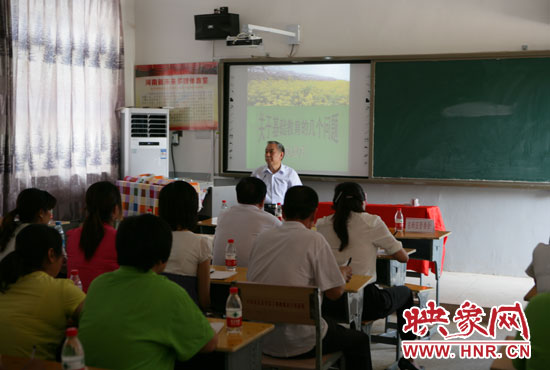 40余名教師認(rèn)真聆聽講座。